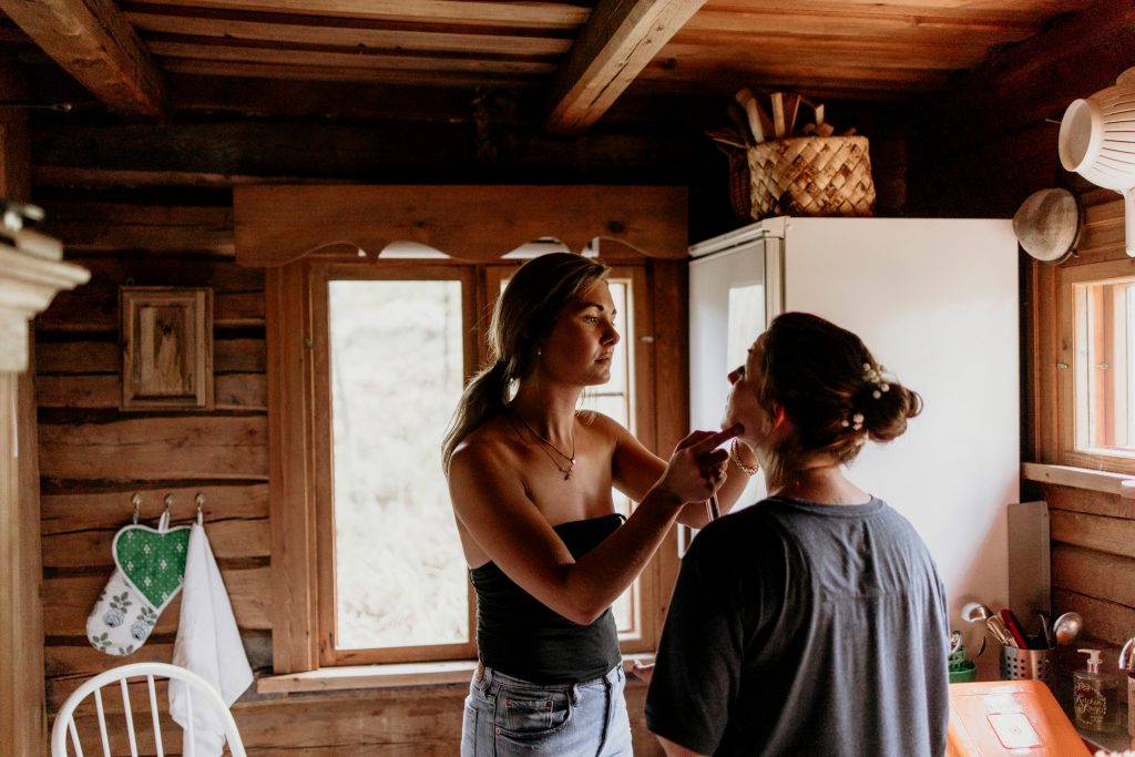 Hääkuvaus Mikkelissä järven rannalla.