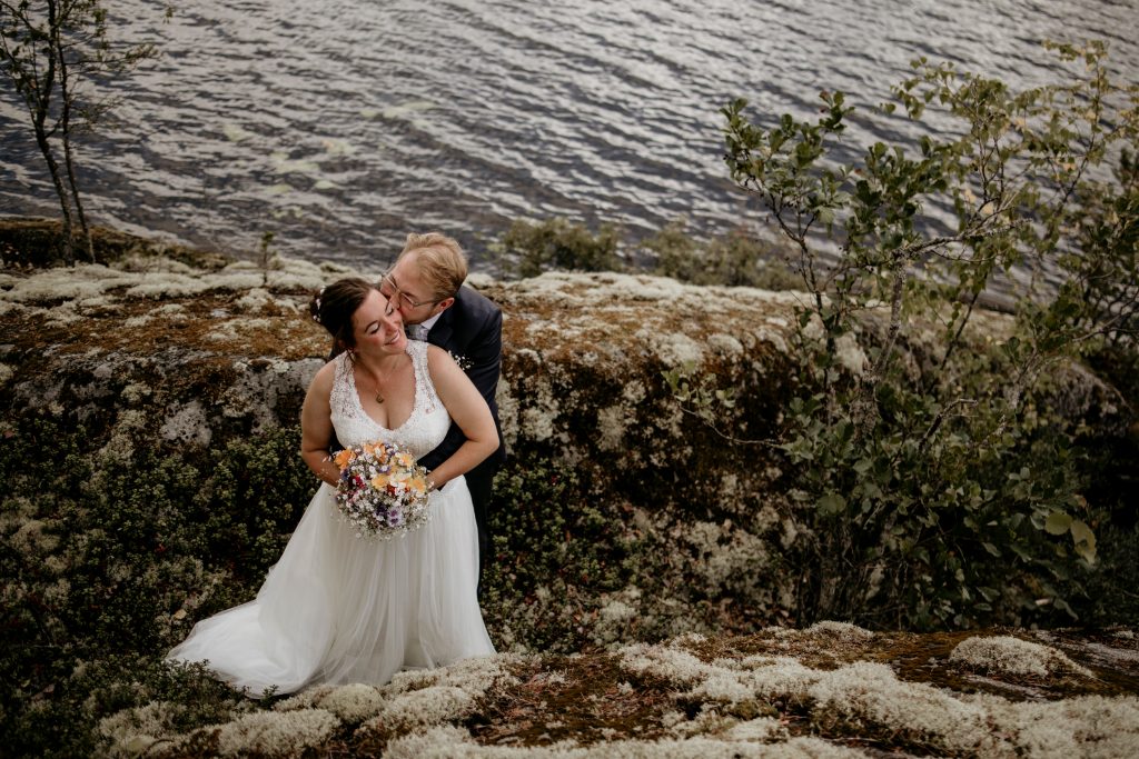 Hääkuvaus Mikkelissä järven rannalla.