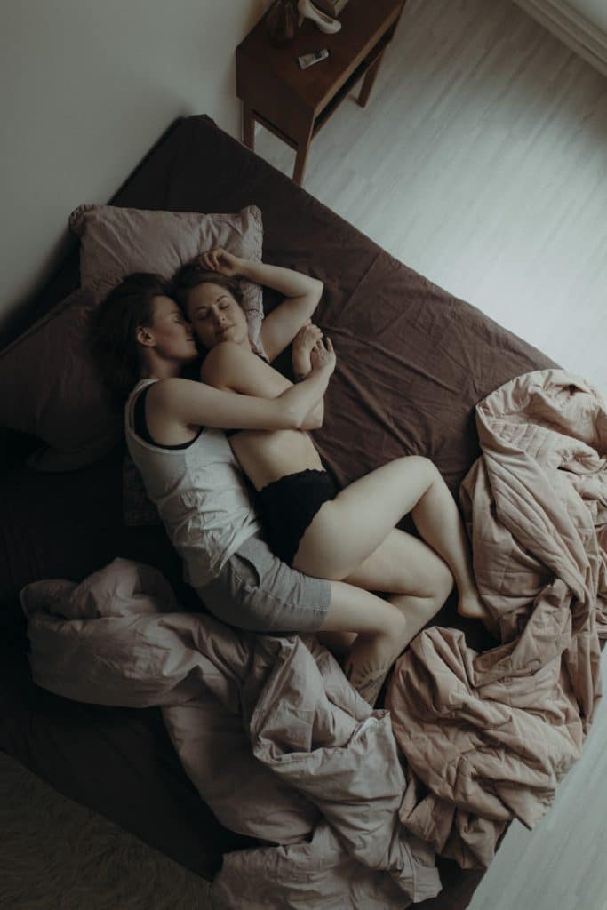 Intiimi parikuvaus kotona Helsingissä.